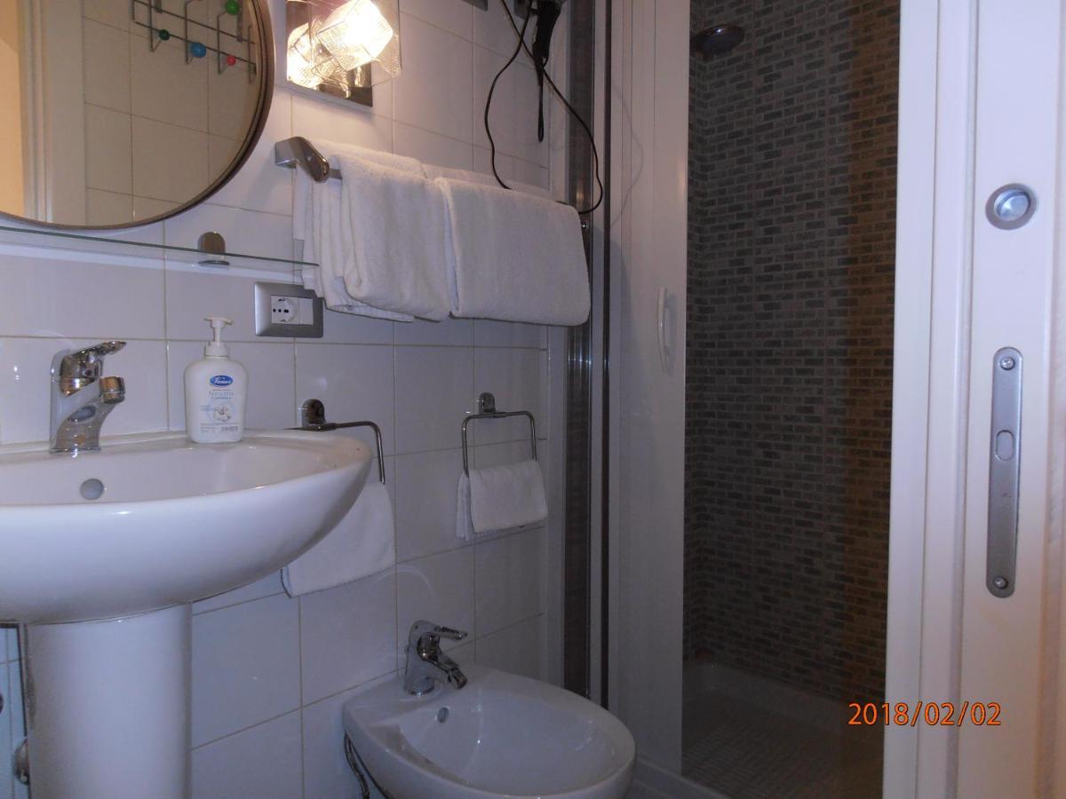 La Residenza Napoli Chiaia Short Let Apartment Superior Via Chiaia 82 Exterior photo