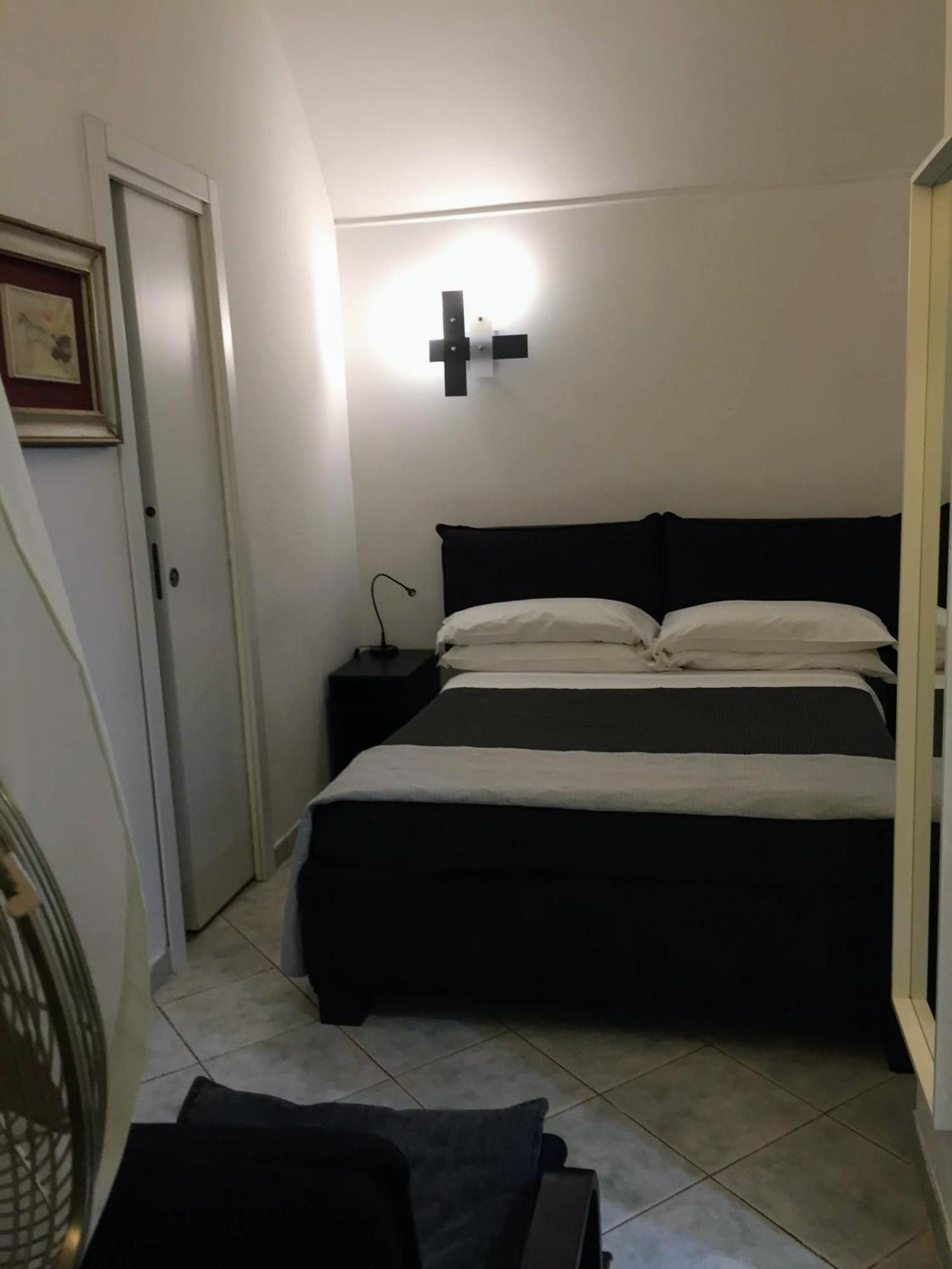 La Residenza Napoli Chiaia Short Let Apartment Superior Via Chiaia 82 Exterior photo